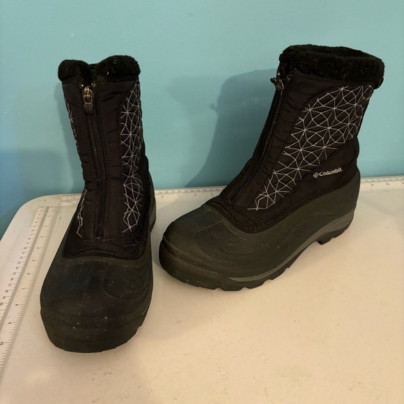 Columbia women’s black zip  up insulated snow boots in size 8.5 - Picture 1 of 14